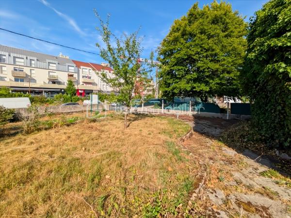 Terrain constructible de 436 m² avec dépendance de 50 m² – Saint-Pathus (77178) 
Situé sur la commune de Saint-Pathus, ce terrain constructible non viabilisé d'une superficie 
de 436 m² offre une belle opportunité pour concrétiser votre projet de construction ou 
réaliser un investissement. 
La parcelle comprend également une dépendance avec garage d'environ 50 m² au sol, à 
réhabiliter. Ce bâtiment pourra être aménagé selon vos besoins (atelier, espace de 
stockage, garage ou autres aménagements), sous réserve des autorisations d'urbanisme en 
vigueur. 

🏡 Les atouts du bien

📐 Terrain constructible de 436 m²
🏠 Dépendance avec garage d'environ 50 m²
🛠️ Beau potentiel d'aménagement et de valorisation
💼 Idéal pour une résidence principale ou un investissement

📍 Environnement

Le terrain bénéficie d'un emplacement pratique sur un axe principal de Saint-Pathus, à 
proximité immédiate des commerces de proximité.
Le centre-ville et ses nombreux services sont accessibles rapidement :
🥖 Boulangerie
🍕 Pizzeria
💈 Salon de coiffure pour hommes / Barbier
💊 Pharmacie
🚬 Tabac - Presse
📚 Librairie
🏦 Banques
🛍️ Commerces alimentaires
🏫 Écoles maternelles et primaires
🏥 Services de proximité

🚍 Transports et accès

La commune est desservie par plusieurs lignes de bus permettant de rejoindre notamment 
les gares de Dammartin - Juilly - Saint-Mard –  et de Meaux, ainsi que le secteur de 
Roissy-Charles-de-Gaulle via le réseau Filéo. 
Accès rapide à la RN2, à la Francilienne, à l'aéroport Paris-Charles-de-Gaulle ainsi qu'aux 
communes de Meaux, Dammartin-en-Goële et leurs environs.

🚌 Lignes de bus
🚆 Gare de Dammartin - Juilly - Saint-Mard
🚆 Gare de Meaux
✈️ Aéroport Paris-Charles-de-Gaulle
🛣️ Accès RN2
🚗 Francilienne

Une belle opportunité pour donner vie à votre projet immobilier dans un secteur recherché.