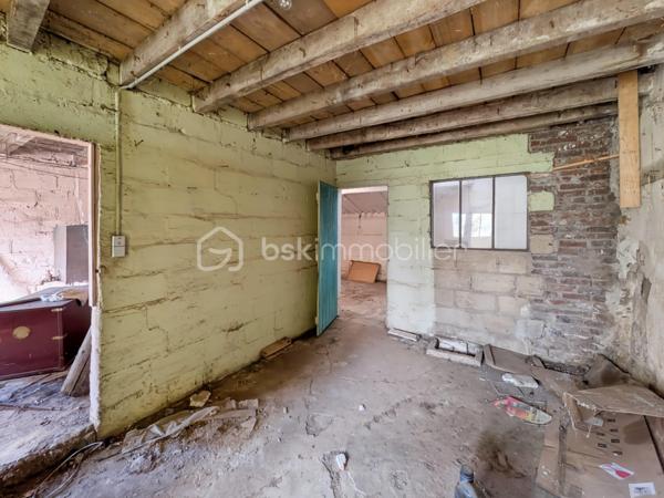 Terrain constructible de 436 m² avec dépendance de 50 m² – Saint-Pathus (77178) 
Situé sur la commune de Saint-Pathus, ce terrain constructible non viabilisé d'une superficie 
de 436 m² offre une belle opportunité pour concrétiser votre projet de construction ou 
réaliser un investissement. 
La parcelle comprend également une dépendance avec garage d'environ 50 m² au sol, à 
réhabiliter. Ce bâtiment pourra être aménagé selon vos besoins (atelier, espace de 
stockage, garage ou autres aménagements), sous réserve des autorisations d'urbanisme en 
vigueur. 

🏡 Les atouts du bien

📐 Terrain constructible de 436 m²
🏠 Dépendance avec garage d'environ 50 m²
🛠️ Beau potentiel d'aménagement et de valorisation
💼 Idéal pour une résidence principale ou un investissement

📍 Environnement

Le terrain bénéficie d'un emplacement pratique sur un axe principal de Saint-Pathus, à 
proximité immédiate des commerces de proximité.
Le centre-ville et ses nombreux services sont accessibles rapidement :
🥖 Boulangerie
🍕 Pizzeria
💈 Salon de coiffure pour hommes / Barbier
💊 Pharmacie
🚬 Tabac - Presse
📚 Librairie
🏦 Banques
🛍️ Commerces alimentaires
🏫 Écoles maternelles et primaires
🏥 Services de proximité

🚍 Transports et accès

La commune est desservie par plusieurs lignes de bus permettant de rejoindre notamment 
les gares de Dammartin - Juilly - Saint-Mard –  et de Meaux, ainsi que le secteur de 
Roissy-Charles-de-Gaulle via le réseau Filéo. 
Accès rapide à la RN2, à la Francilienne, à l'aéroport Paris-Charles-de-Gaulle ainsi qu'aux 
communes de Meaux, Dammartin-en-Goële et leurs environs.

🚌 Lignes de bus
🚆 Gare de Dammartin - Juilly - Saint-Mard
🚆 Gare de Meaux
✈️ Aéroport Paris-Charles-de-Gaulle
🛣️ Accès RN2
🚗 Francilienne

Une belle opportunité pour donner vie à votre projet immobilier dans un secteur recherché.