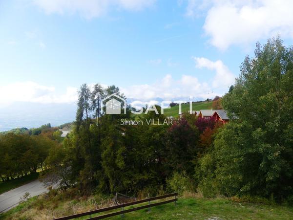 Studio très fonctionnel avec un balcon et une vue