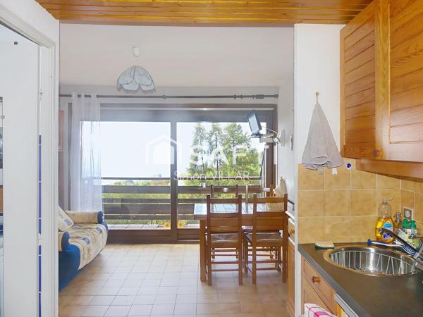 Studio très fonctionnel avec un balcon et une vue