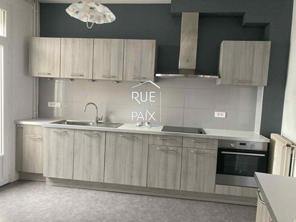 86100 CHATELLERAULT Découvrez cette charmante maison de ville située au coeur de Châtellerault