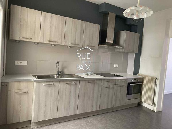 86100 CHATELLERAULT Découvrez cette charmante maison de ville située au coeur de Châtellerault