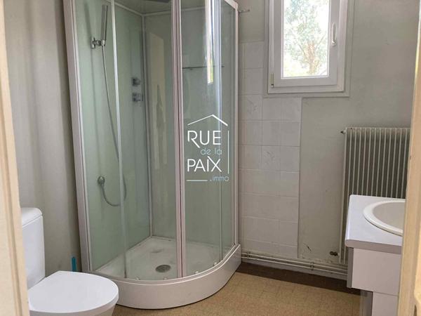 86100 CHATELLERAULT Découvrez cette charmante maison de ville située au coeur de Châtellerault