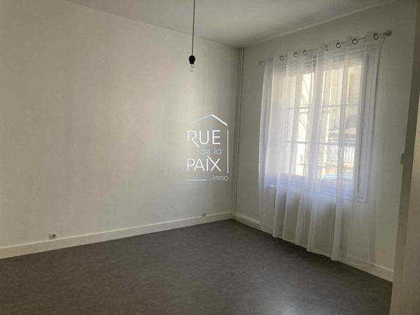 86100 CHATELLERAULT Découvrez cette charmante maison de ville située au coeur de Châtellerault