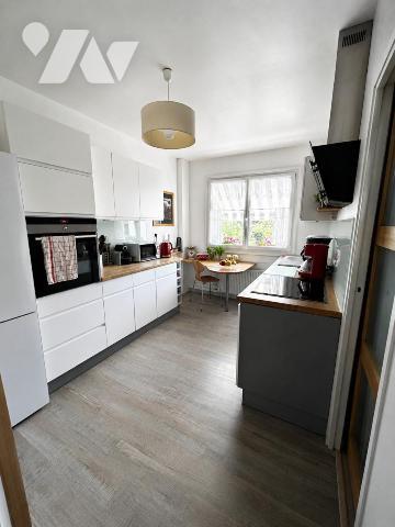 Appartement 3 pièces de 75 m² avec balcon, deux parkings, cave dans une résidence sécurisée