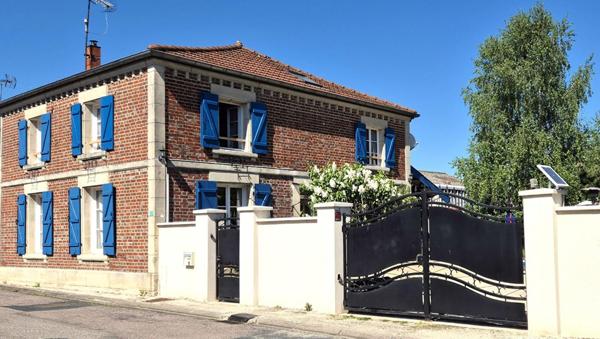 Belle Demeure ou Maison de Caractère de 161m² entièrement rénovée avec sa Cour de 100m² sécurisée, son Atelier, Bûcher, Dépendances, Terrasse avec pergola, Barbecue et Terrain clos, arboré de 514 m²
