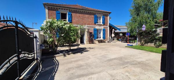 Belle Demeure ou Maison de Caractère de 161m² entièrement rénovée avec sa Cour de 100m² sécurisée, son Atelier, Bûcher, Dépendances, Terrasse avec pergola, Barbecue et Terrain clos, arboré de 514 m²