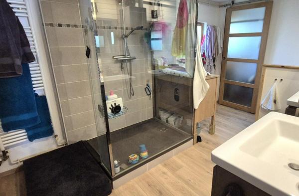 Belle Demeure ou Maison de Caractère de 161m² entièrement rénovée avec sa Cour de 100m² sécurisée, son Atelier, Bûcher, Dépendances, Terrasse avec pergola, Barbecue et Terrain clos, arboré de 514 m²