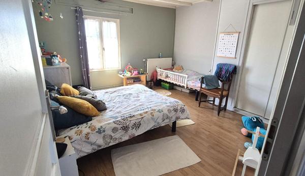 Belle Demeure ou Maison de Caractère de 161m² entièrement rénovée avec sa Cour de 100m² sécurisée, son Atelier, Bûcher, Dépendances, Terrasse avec pergola, Barbecue et Terrain clos, arboré de 514 m²