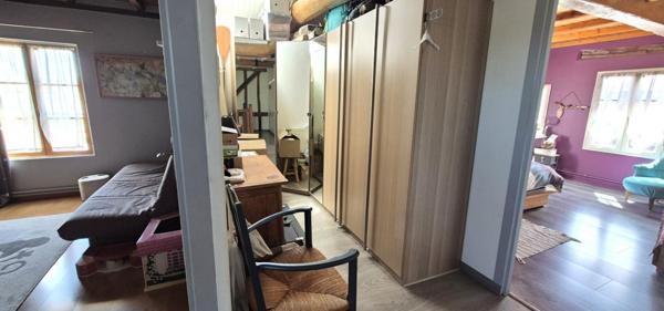 Belle Demeure ou Maison de Caractère de 161m² entièrement rénovée avec sa Cour de 100m² sécurisée, son Atelier, Bûcher, Dépendances, Terrasse avec pergola, Barbecue et Terrain clos, arboré de 514 m²