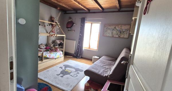 Belle Demeure ou Maison de Caractère de 161m² entièrement rénovée avec sa Cour de 100m² sécurisée, son Atelier, Bûcher, Dépendances, Terrasse avec pergola, Barbecue et Terrain clos, arboré de 514 m²