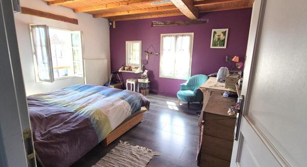 Belle Demeure ou Maison de Caractère de 161m² entièrement rénovée avec sa Cour de 100m² sécurisée, son Atelier, Bûcher, Dépendances, Terrasse avec pergola, Barbecue et Terrain clos, arboré de 514 m²