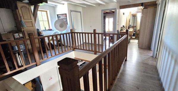 Belle Demeure ou Maison de Caractère de 161m² entièrement rénovée avec sa Cour de 100m² sécurisée, son Atelier, Bûcher, Dépendances, Terrasse avec pergola, Barbecue et Terrain clos, arboré de 514 m²