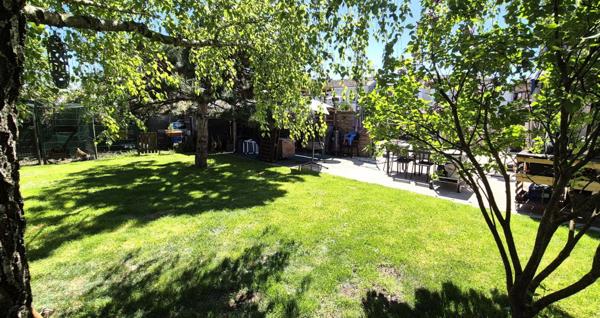 Belle Demeure ou Maison de Caractère de 161m² entièrement rénovée avec sa Cour de 100m² sécurisée, son Atelier, Bûcher, Dépendances, Terrasse avec pergola, Barbecue et Terrain clos, arboré de 514 m²