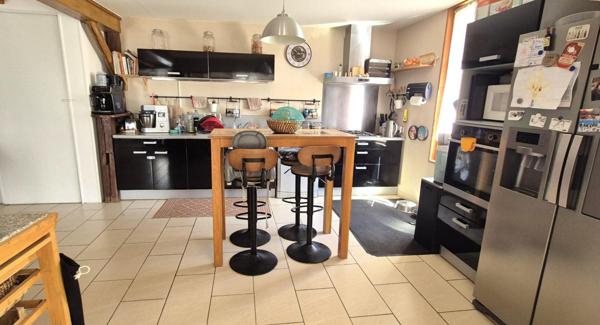 Belle Demeure ou Maison de Caractère de 161m² entièrement rénovée avec sa Cour de 100m² sécurisée, son Atelier, Bûcher, Dépendances, Terrasse avec pergola, Barbecue et Terrain clos, arboré de 514 m²