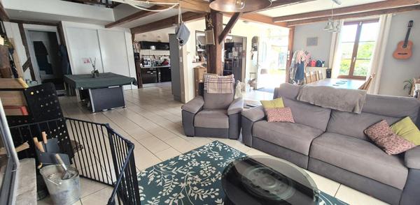 Belle Demeure ou Maison de Caractère de 161m² entièrement rénovée avec sa Cour de 100m² sécurisée, son Atelier, Bûcher, Dépendances, Terrasse avec pergola, Barbecue et Terrain clos, arboré de 514 m²