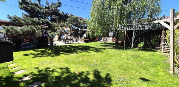 Belle Demeure ou Maison de Caractère de 161m² entièrement rénovée avec sa Cour de 100m² sécurisée, son Atelier, Bûcher, Dépendances, Terrasse avec pergola, Barbecue et Terrain clos, arboré de 514 m²