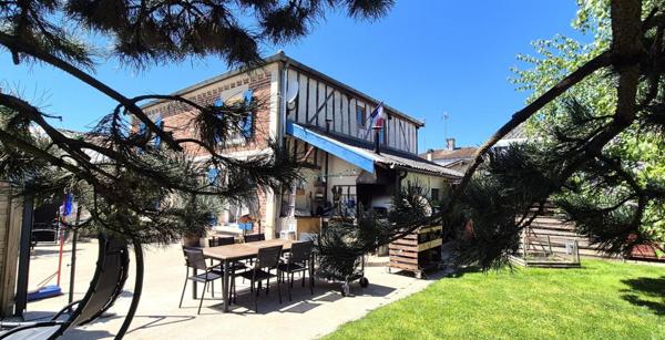 Belle Demeure ou Maison de Caractère de 161m² entièrement rénovée avec sa Cour de 100m² sécurisée, son Atelier, Bûcher, Dépendances, Terrasse avec pergola, Barbecue et Terrain clos, arboré de 514 m²