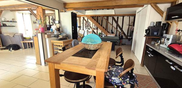 Belle Demeure ou Maison de Caractère de 161m² entièrement rénovée avec sa Cour de 100m² sécurisée, son Atelier, Bûcher, Dépendances, Terrasse avec pergola, Barbecue et Terrain clos, arboré de 514 m²