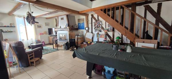 Belle Demeure ou Maison de Caractère de 161m² entièrement rénovée avec sa Cour de 100m² sécurisée, son Atelier, Bûcher, Dépendances, Terrasse avec pergola, Barbecue et Terrain clos, arboré de 514 m²