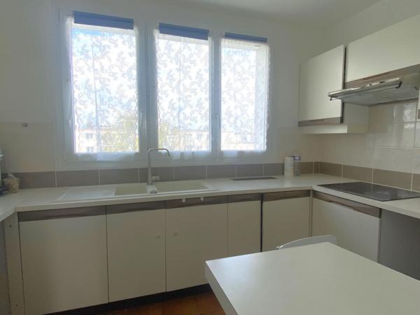 Lumineux 3 Pièces proche commodités.