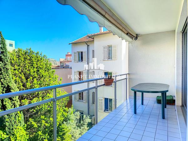 JUAN LES PINS CENTRE APPARTEMENT 2 PIECES TERRASSE