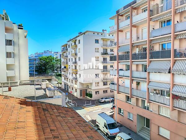 JUAN LES PINS CENTRE APPARTEMENT 2 PIECES TERRASSE