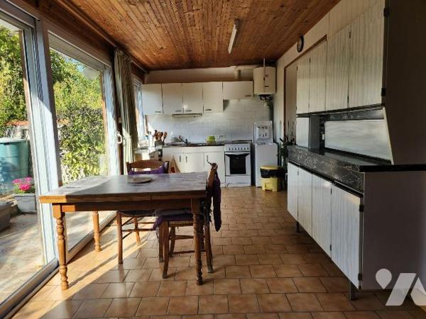 A vendre à Bar-sur-Aube, proche  tout de commerce, idéalement situé à seulement 10 minutes du p...