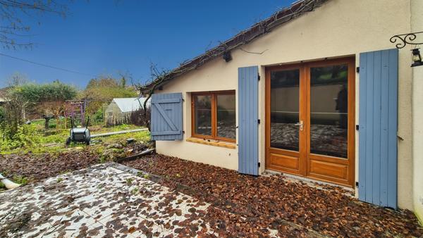 Saint-Méard-de-Drône (24600) A vendre grande maison 9 pièces de 240 m² avec jardin de 300 m², trois chambres, située entre Tocane et Ribér