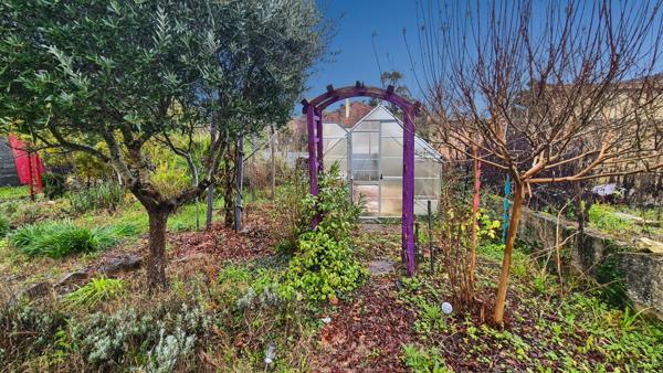 Saint-Méard-de-Drône (24600) A vendre grande maison 9 pièces de 240 m² avec jardin de 300 m², trois chambres, située entre Tocane et Ribér