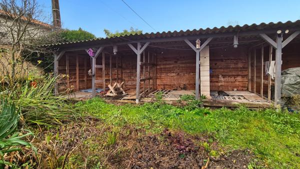 Saint-Méard-de-Drône (24600) A vendre grande maison 9 pièces de 240 m² avec jardin de 300 m², trois chambres, située entre Tocane et Ribér