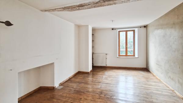 Saint-Méard-de-Drône (24600) A vendre grande maison 9 pièces de 240 m² avec jardin de 300 m², trois chambres, située entre Tocane et Ribér