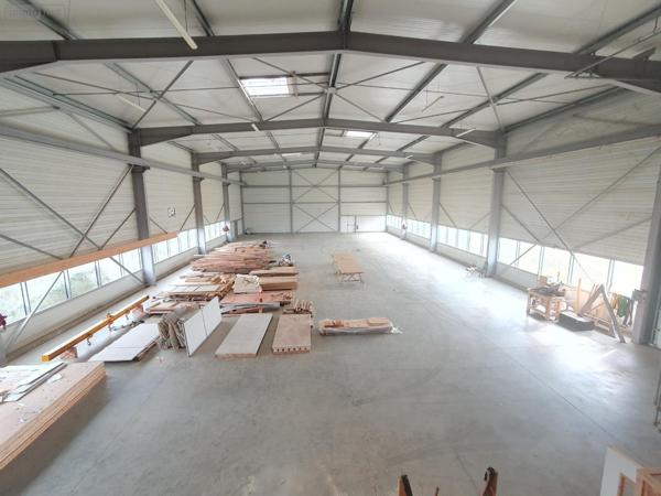 Entrepôt et bureaux à vendre à Cherré-Au dans la Sarthe (72400), ref : 423