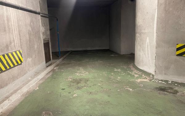 Stationnement à louer