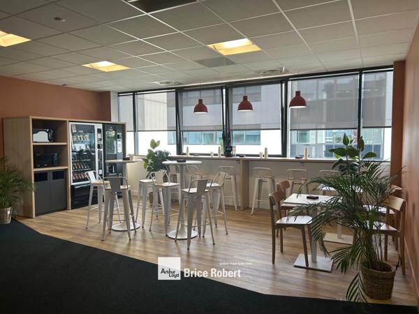 Bureau à louer à Saint-Priest dans immeuble moderne avec parkings