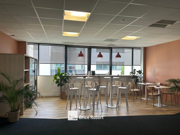 Bureau à louer à Saint-Priest dans immeuble moderne avec parkings