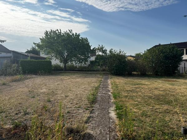 Maison individuelle avec grand terrain plat