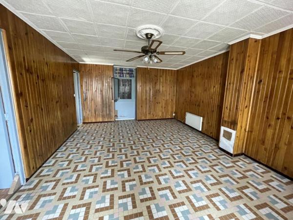 LA FERTE MACE, maison habitable de plain-pied avec terrain et grand garage