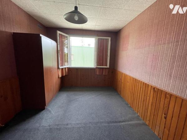 LA FERTE MACE, maison habitable de plain-pied avec terrain et grand garage