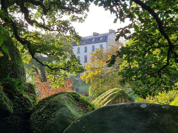 Huelgoat : situation exceptionnelle et fort potentiel pour cet immeuble de 11 lots d'habitation + cave