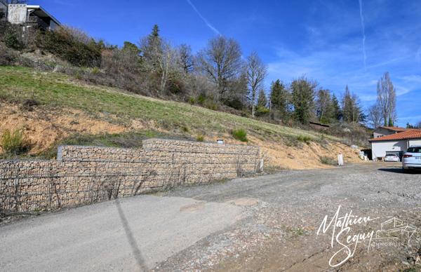 Terrain constructible, bien orienté, dégagé et offrant de nombreuses possibilités !