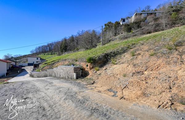Terrain constructible, bien orienté, dégagé et offrant de nombreuses possibilités !