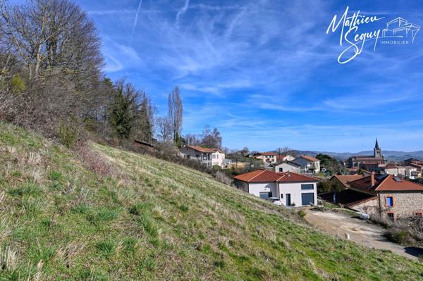 Terrain constructible, bien orienté, dégagé et offrant de nombreuses possibilités !