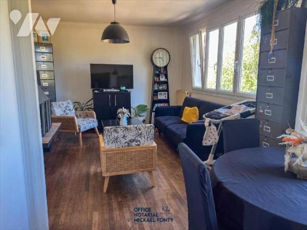 Située dans un quartier recherché, à proximité immédiate de l'école, cette maison de 75 m2 de s...