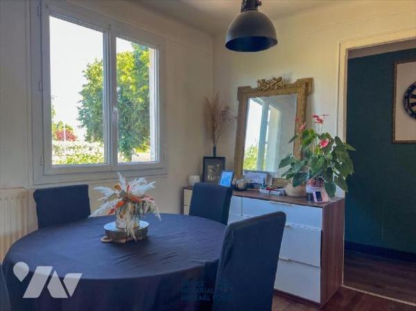 Située dans un quartier recherché, à proximité immédiate de l'école, cette maison de 75 m2 de s...