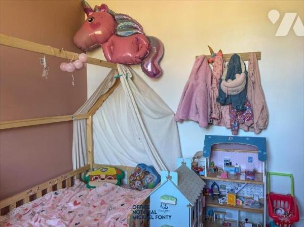 Située dans un quartier recherché, à proximité immédiate de l'école, cette maison de 75 m2 de s...