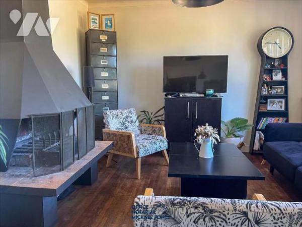 Située dans un quartier recherché, à proximité immédiate de l'école, cette maison de 75 m2 de s...