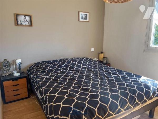 Située dans un quartier recherché, à proximité immédiate de l'école, cette maison de 75 m2 de s...