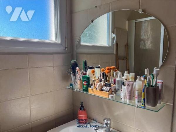 Située dans un quartier recherché, à proximité immédiate de l'école, cette maison de 75 m2 de s...