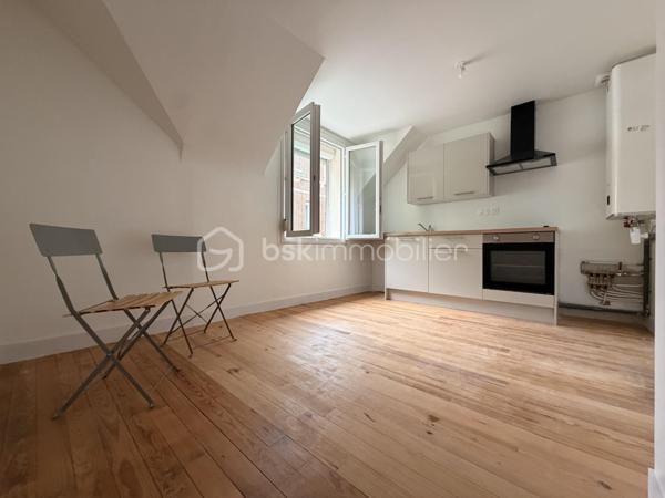 Il se compose d'une entrée donnant sur une chambre spacieuse, une salle d'eau avec WC ainsi qu'un séjour avec cuisine ouverte. 

Vue sur les falaises et petite vue mer
Beau potentiel !
Idéal résidence secondaire ou investissement

Tout à l'égout/ Double vitrage PVC/ Pas de travaux à prévoir ! Appartement clé en main (entièrement refait en 2025)